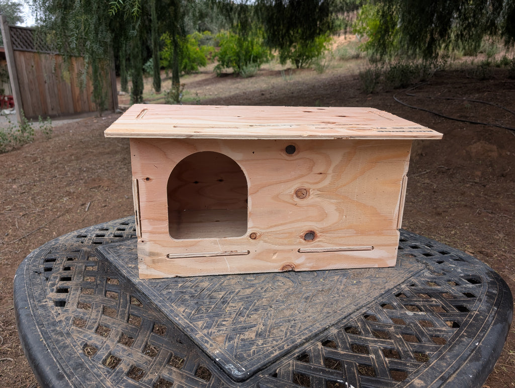 Jumbo 1-Hole Slat Roof Nesting Box