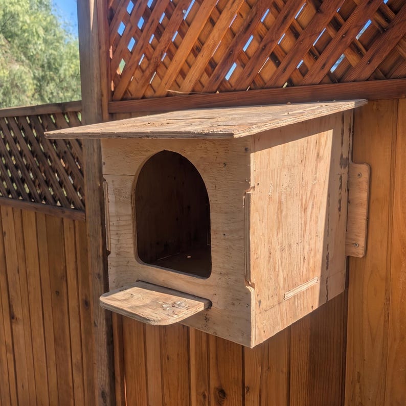 1-hole slant roof nesting box, angled side view