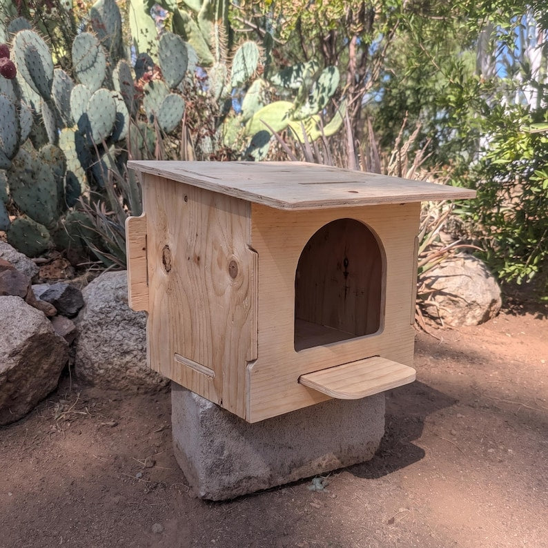 Animal nesting house kit, 1 hole box with slant roof, assembled front view